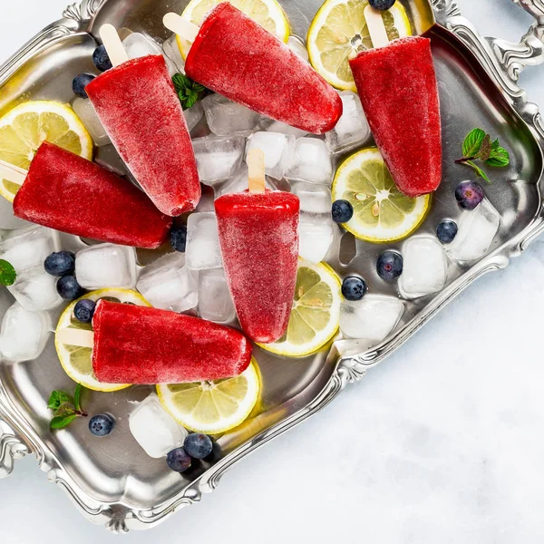 Suco de morango congelado snack gelo pop ou picolé em um mar branco — Fotografia de Stock