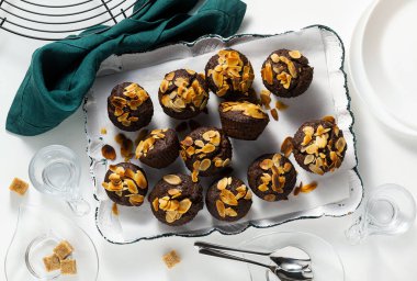 Muzlu vejetaryen kekleri ve espresso ile badem cipsi.