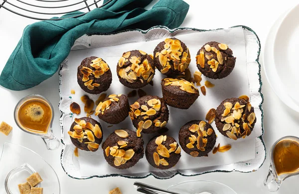 Veganistische muffins met banaan en amandel chips met espresso op een tr — Stockfoto