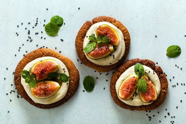 Zdravé bezlepkové veganské koláče se sezamovou sušenkou a hotovostí — Stock fotografie