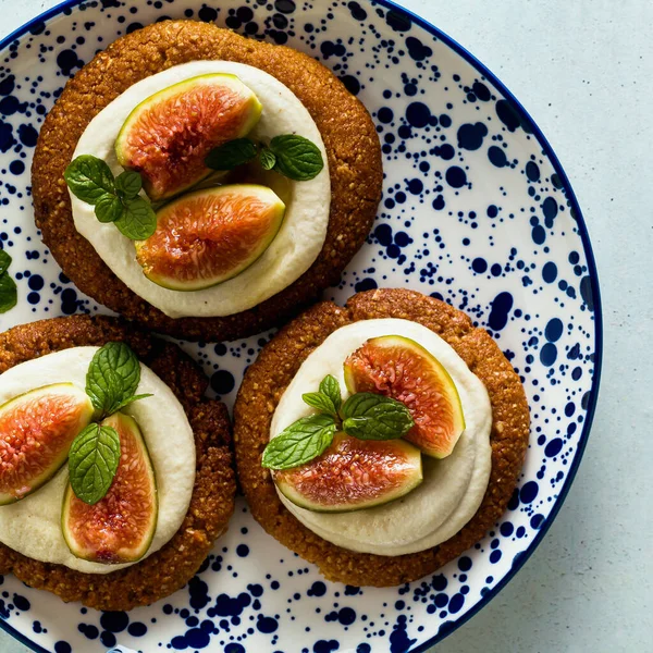 Zdravé bezlepkové veganské koláče se sezamovou sušenkou a hotovostí — Stock fotografie