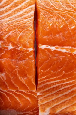 Taze somon, parçalara ayrılmış ve pişirilmeye hazır. Balık kesme