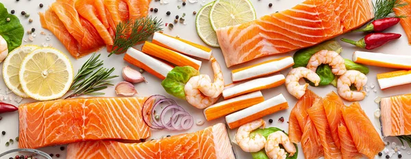 Baharatlar, sebzeler ve o ile bir masada taze deniz ürünleri pankartı.