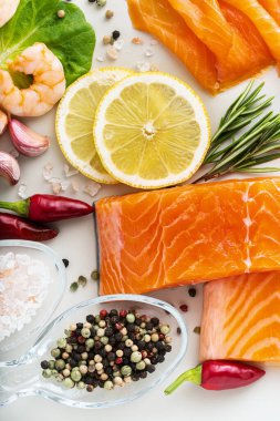 Baharat, sebze ve zeytinyağlı bir masada taze deniz ürünleri.: 