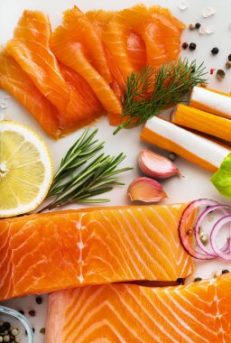 Baharat, sebze ve zeytinyağlı bir masada taze deniz ürünleri.: 