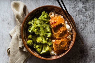 Hindistan cevizi soslu Tayland somonu taze brokoli ve pilav.