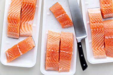 Taze somon, parçalara ayrılmış ve pişirilmeye hazır. Balık kesme