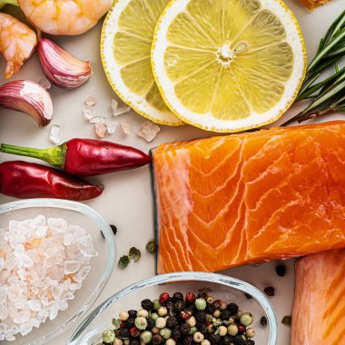 Baharat, sebze ve zeytinyağlı bir masada taze deniz ürünleri.: 