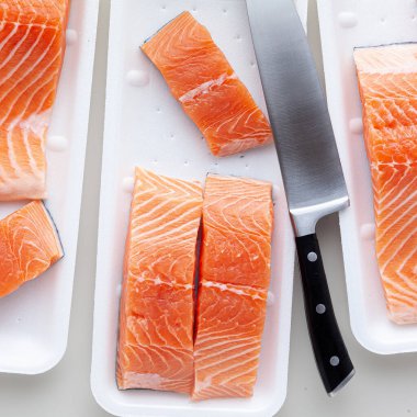 Taze somon, parçalara ayrılmış ve pişirilmeye hazır. Balık kesme