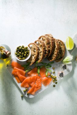 Misket tahtasında füme somon ile çavdar ekmeği. Kış atıştırması.