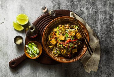 Tofu, pirinç eriştesi ve sebzeli Asya usulü vejetaryen kızartması.