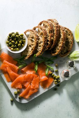 Misket tahtasında füme somon ile çavdar ekmeği. Kış atıştırması.