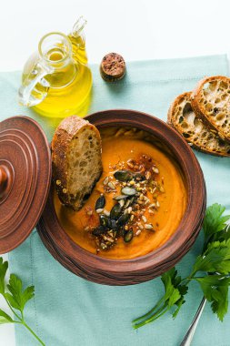 Tohumlu kabak çorbası ve kilden bir kasede taze çavdar ekmeği. 