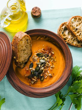 Tohumlu kabak çorbası ve kilden bir kasede taze çavdar ekmeği. 