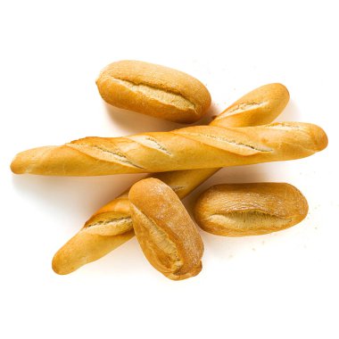 Taze beyaz ekmek baget ve çörekler, beyaz bir sırtüstü izole edilmiş.