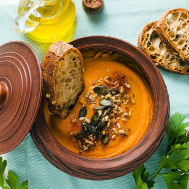 Tohumlu kabak çorbası ve kilden bir kasede taze çavdar ekmeği. 