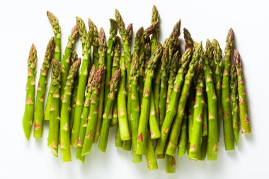 Taze taze kuşkonmaz grubu beyaz üzerine izole edilmiş.