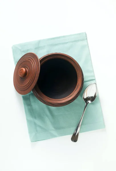 Empty clay dishes. serving set on the table — Stock Photo, Image