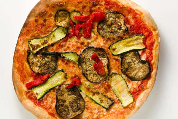 Большая итальянская пицца с овощами на гриле изолированы на белом — стоковое фото