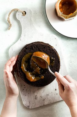 Çikolatalı pastayı reçel ile süpürüyorum, adım adım.