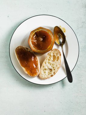 Masada reçelli ekmek..