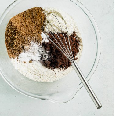 Pişirme kabındaki kuru malzemeler. karıştırma ürünleri