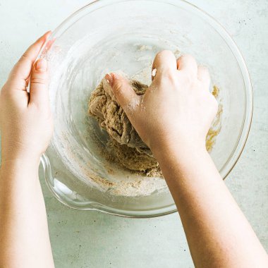 Çikolatalı pasta için hamuru bir kasede karıştırıyorum. Kadın eli ve mutfak çırpıcısı. Tarif adım adım