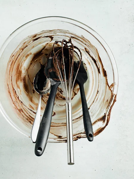 Schokolade Schmutzige Schüssel Mit Werkzeugen Für Die Herstellung Von Schokolade — Stockfoto