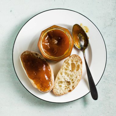 Masada reçelli ekmek..