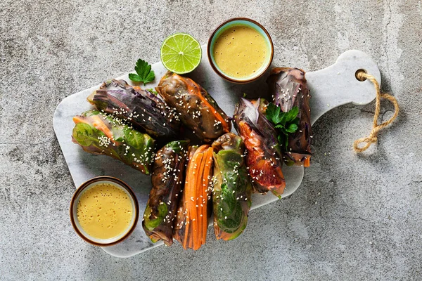 Veganistische Regenboog Zomerbroodjes Rijstverpakking Met Pittige Amandelsaus Gezond Voedsel — Stockfoto