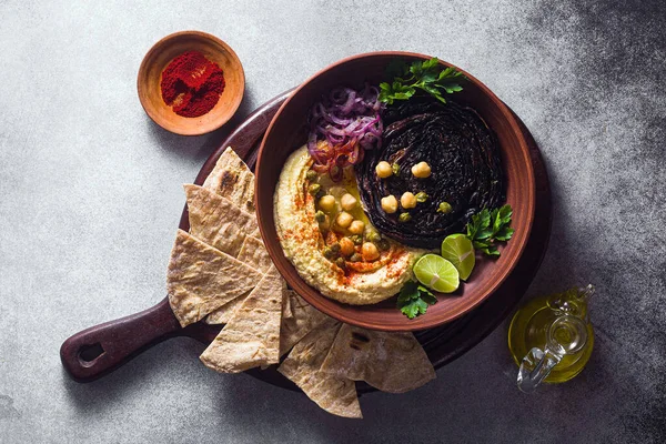 Skål Hummus Bakad Lila Kål Och Inlagd Rödlök Med Tortilla — Stockfoto