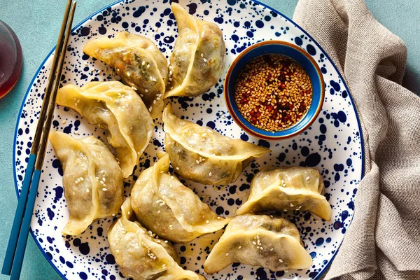 Gnocchi Wonton Con Salsa Sesamo Piccante Sul Tavolo Cibo Gustoso — Foto Stock