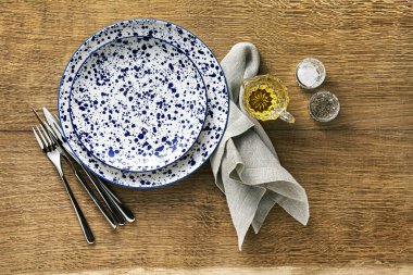 Ahşap masada boş tabaklar. Öğle yemeği ya da akşam yemeği. Metni kopyalamak için boşluk