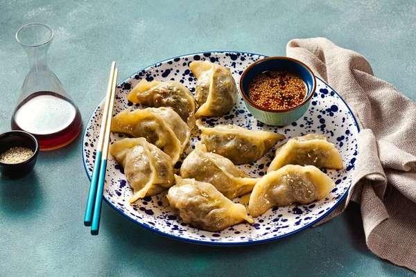 Albóndigas Wonton Con Salsa Sésamo Picante Sobre Mesa Comida Sabrosa —  Fotos de Stock