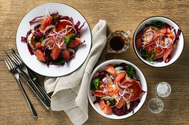 Rezeneli Sicilya salatası, portakal, greyfurt ve balzamik soslu radicchio salatası. sağlıklı yaz İtalyan yemekleri