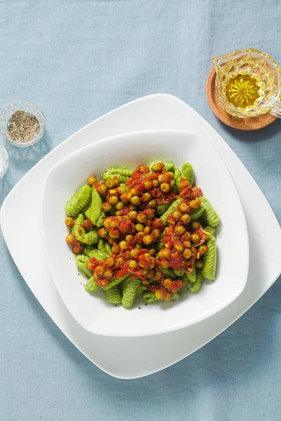 Gnocchi Pasta Sarda Con Spinaci Salsa Pomodoro Verde Pisello Pasta — Foto Stock