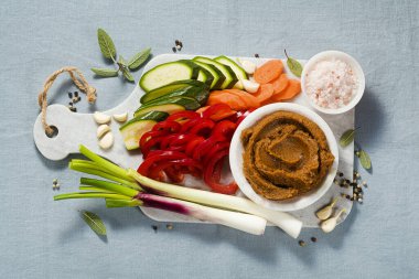 Bouillon küpünde taze sebzeli ev yapımı stok. sağlıklı yemek.
