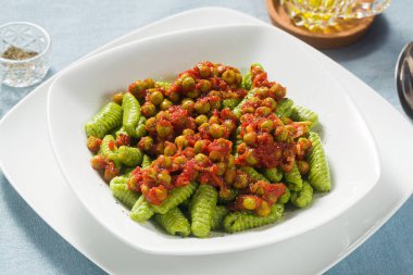 İtalyan taze, geleneksel sardunya makarna gnocchi ıspanaklı ve yeşil bezelye soslu. Paskalya tatili için bahar pastası.