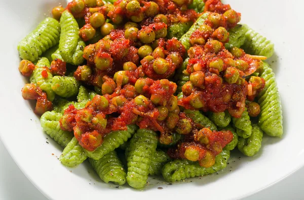 Gnocchi Pasta Sarda Con Spinaci Salsa Pomodoro Verde Pisello Pasta — Foto Stock