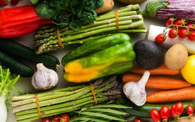 Eve servis için bir sürü farklı renkte taze sebze. Pankart reklamı