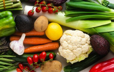 Eve servis için bir sürü farklı renkte taze sebze. Pankart reklamı