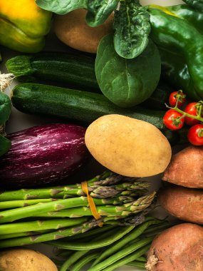 Eve servis için bir sürü farklı renkte taze sebze. Pankart reklamı