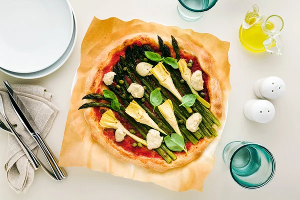 Pizza Végétalienne Avec Asperges Artichauts Servi Sur Table Pour Famille — Photo