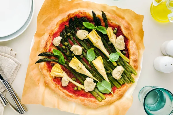 Pizza Végétalienne Avec Asperges Artichauts Servi Sur Table Pour Famille — Photo