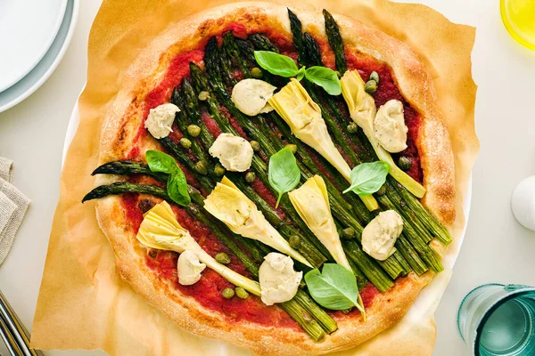 Pizza Végétalienne Avec Asperges Artichauts Servi Sur Table Pour Famille — Photo