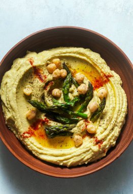 Yeşil kuşkonmazlı humus. bahar alternatif tarifi