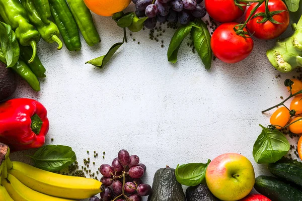 Świeże Warzywa Owoce Białym Stole Kuchennym Kontekst Dla Supermarketów Sklepów — Zdjęcie stockowe