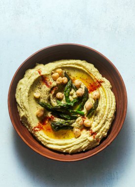 Yeşil kuşkonmazlı humus. bahar alternatif tarifi