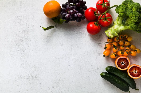 Verduras Frescas Frutas Una Mesa Cocina Blanca Antecedentes Para Supermercados —  Fotos de Stock