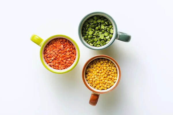 カップの中の色や種類の異なるレンズ ビーガンタンパク質 — ストック写真
